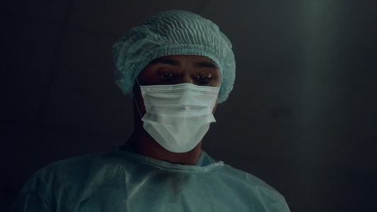 专业外科医生在手术室做手术面部特写视频