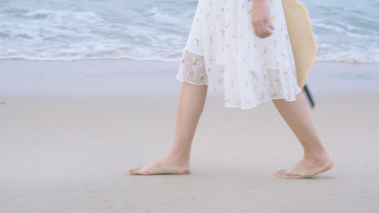 4K少女在沙滩漫步脚部特写视频