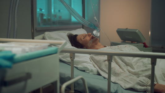 躺在病床上的病人带着氧气面罩视频