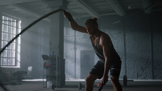 男子在健身房用战绳训练做强度健身锻炼视频