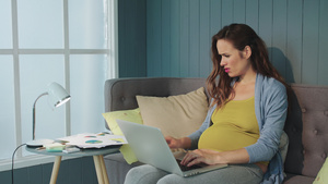 孕妇难受得回复工作邮件12秒视频