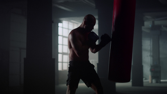 男子在格斗俱乐部进行拳击训练视频