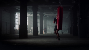 男拳击手在沙袋上打拳健身锻炼14秒视频