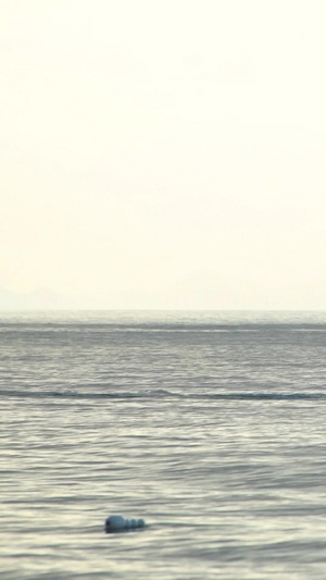 清晨海面上行进的渔船自然风光26秒视频