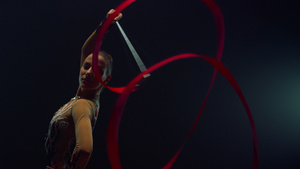 艺术体操运动员在室内用丝带锻炼15秒视频