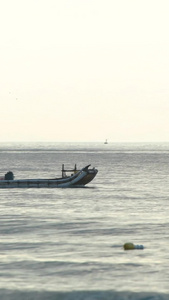 清晨海面上行进的渔船自然风光视频