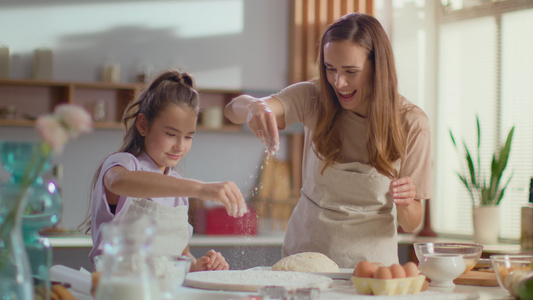 妈妈和孩子一起在家制作美食视频