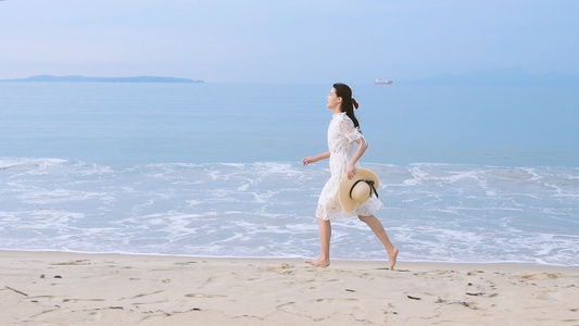 1080升格少女在沙滩上奔跑视频