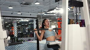 健身房锻炼的青年女性19秒视频
