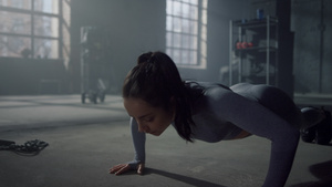 女人在健身房的地板上做俯卧撑健身运动20秒视频