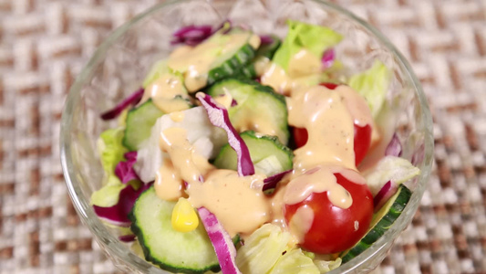 各种蔬菜搭配制作营养沙拉 视频