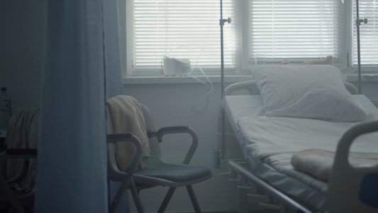 医院里空荡荡的急诊室病床现代医疗设备视频