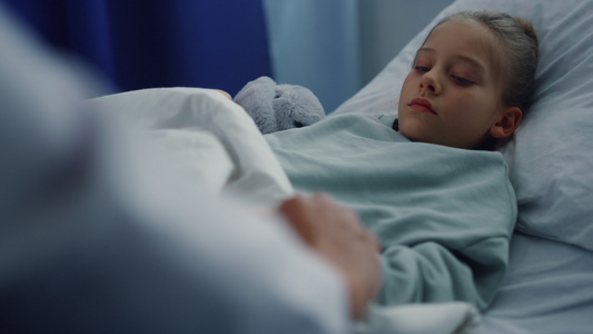 心烦意乱的女孩躺在病床上接受病房画像中的体检视频