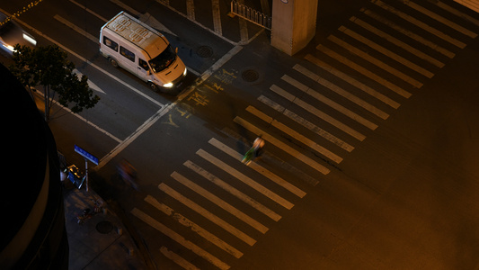 航拍城市夜景交通道路斑马线行人车流交通秩序4k素材视频