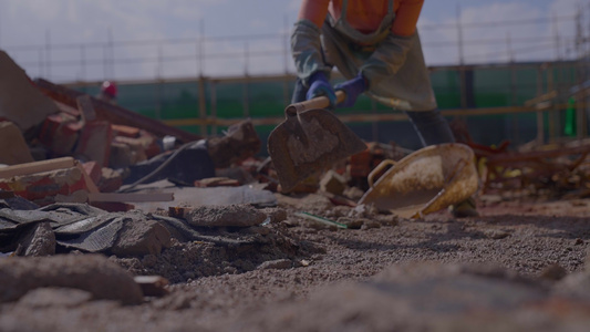 工地工人砂浆建筑垃圾升格视频