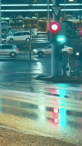 梅雨天气夜晚道路车流溅起水花视频