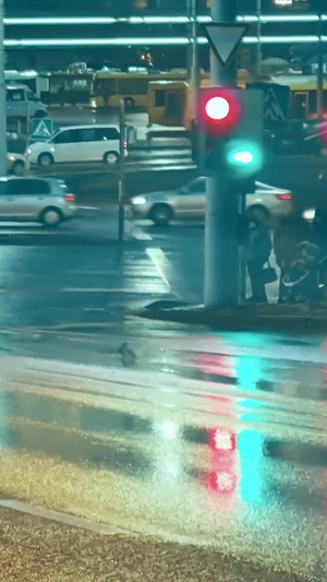 梅雨天气夜晚道路车流溅起水花17秒视频
