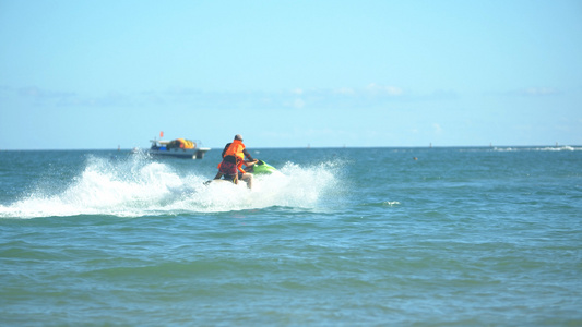 4K实拍三亚旅游娱乐项目摩托艇在海面行驶视频
