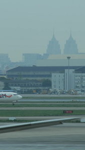阴天的虹桥机场飞机滑行起飞飞机起飞视频