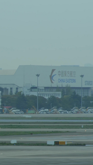 阴天的虹桥机场飞机滑行起飞山东航空50秒视频