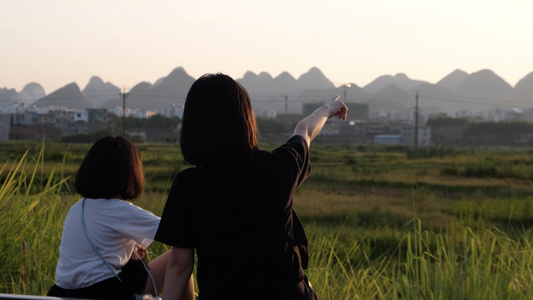 夕阳下看日落的母女视频