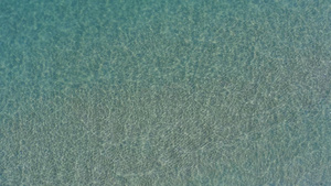 4K垂直航拍清澈见底的海水波光粼粼22秒视频