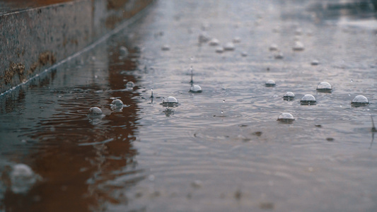 4k雨天升格空镜头情绪镜头视频