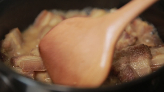 红烧肉鱿鱼炖肉视频