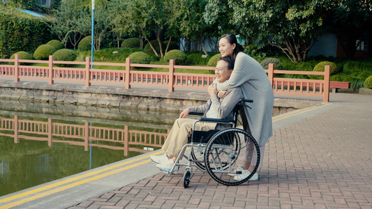 推坐轮椅的父亲逛公园[遛弯儿]视频