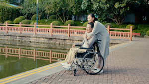 推坐轮椅的父亲逛公园28秒视频