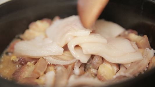 红烧肉鱿鱼炖肉视频
