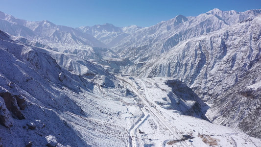 冬季祁连山冰沟峡谷雪景视频