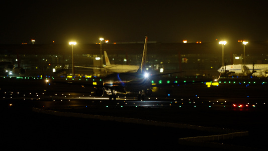 机场客机航班起降夜景空镜组视频