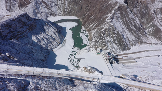 俯拍冰沟峡谷水电站雪景视频