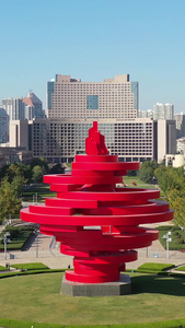 青岛城市风光五月的风雕塑沿海城市视频