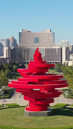 青岛城市风光五月的风雕塑沿海城市25秒视频