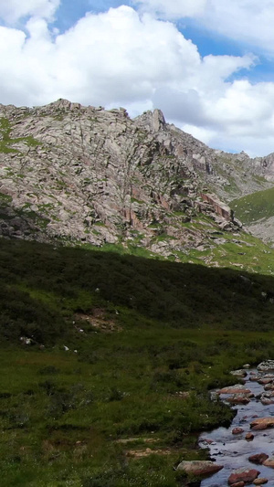 石头滩与延绵的山脉航拍视频旅游景点49秒视频