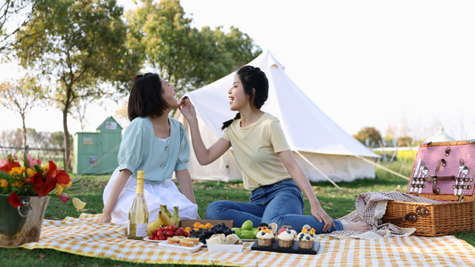 4k春游野餐调皮女生喂闺蜜吃葡萄视频