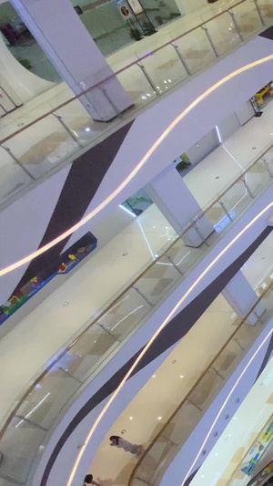 实拍时尚大型商场购物商业广场29秒视频