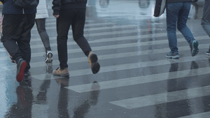 4k实拍雨天的人群过马路脚步43秒视频