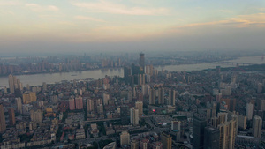 航拍晚霞天远眺长江和城市建筑30秒视频