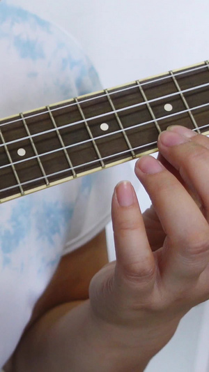 西洋乐器小吉他尤克里里演奏素材吉他手72秒视频