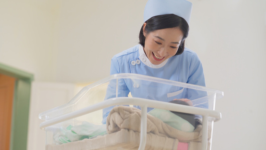 4k医院看护妇医生照看新出生的婴儿视频