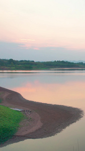 湖泊湿地日落夕阳自然风光竖屏航拍视频