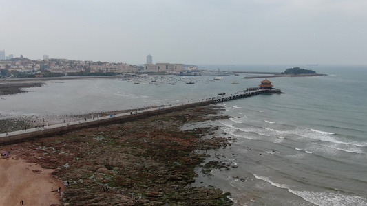 航拍波涛汹涌海浪浪花视频