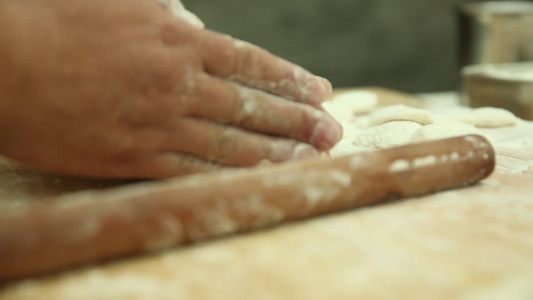 白案厨师擀饺子皮视频