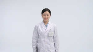 微笑着的职业女医师正脸形象6秒视频