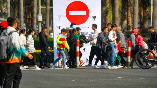 厦门市国际会展中心前人来人往的人流视频