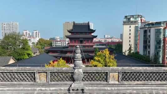 航拍秋日里的南京毗卢寺风光视频