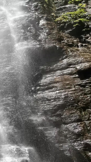 实拍悬崖流水高山流水10秒视频